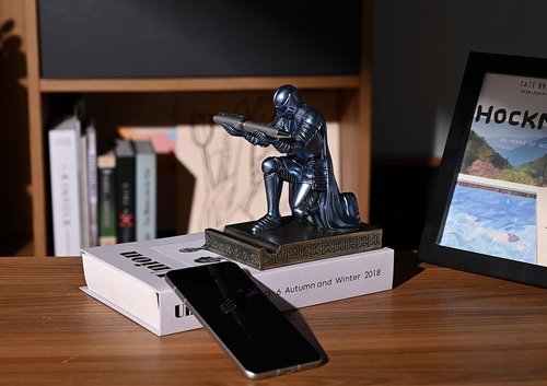 CYXStar Windbreaker Soldier Knight Pen Holder Personalized Desk Accessory, Mobile Phone & Gaming Controller Holder, Device Stand Gift for Medieval Enthusiasts (Blue)