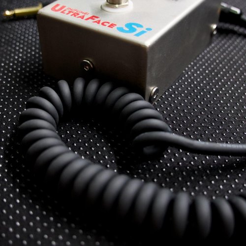Aestivate 20ft/6m Coiled Guitar Cable Pancake Connector L-S Coil Electric Instrument Cable Curly Instrument Cable Stretchable 1/4 inch Right Angle to Straight(20ft-Black)