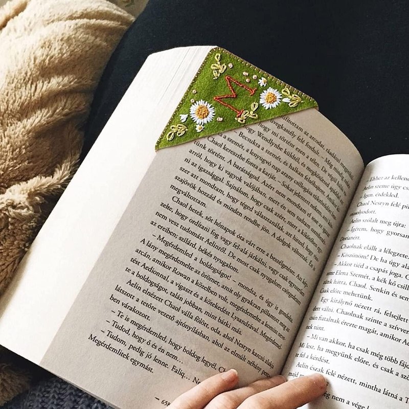 MOTEERLLU Personalized Hand Embroidered Corner Bookmark with A-Z Initial, Cute Book Markers for Reading Women, Book Lovers Gifts for Friends Mom & Teachers, 3.74"(Winter-w)