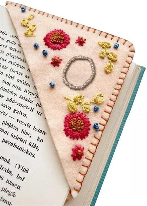 MOTEERLLU Personalized Hand Embroidered Corner Bookmark with A-Z Initial, Cute Book Markers for Reading Women, Book Lovers Gifts for Friends Mom & Teachers, 3.74"(Fall-o)