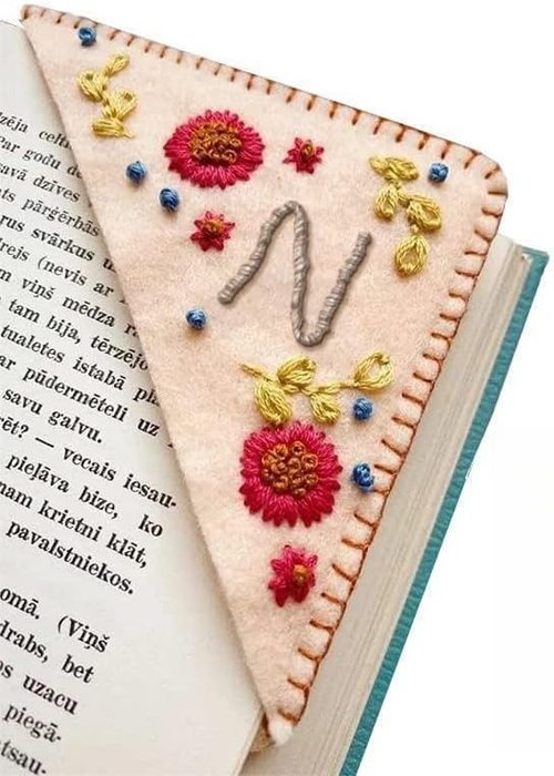 MOTEERLLU Personalized Hand Embroidered Corner Bookmark with A-Z Initial, Cute Book Markers for Reading Women, Book Lovers Gifts for Friends Mom & Teachers, 3.74"(Fall-n)