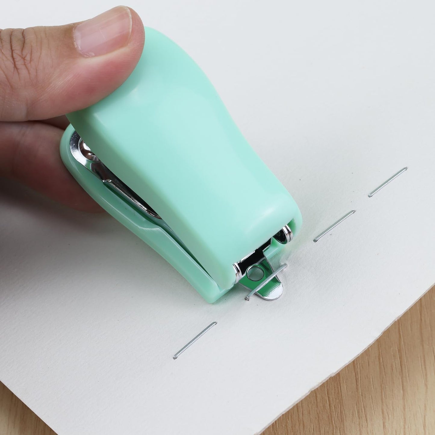 Skiennix Mini Desktop Stapler Set - 20 Sheet Capacity with Built-In Staple Remover & 750 Staples | Cute Green Office Supplies