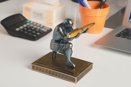 NCQIXIAO Knight Pen Holder Desk Ornament Resin Pencil Holders Desk Accessories and Organizer For Men with a Cool Pen (Blue)