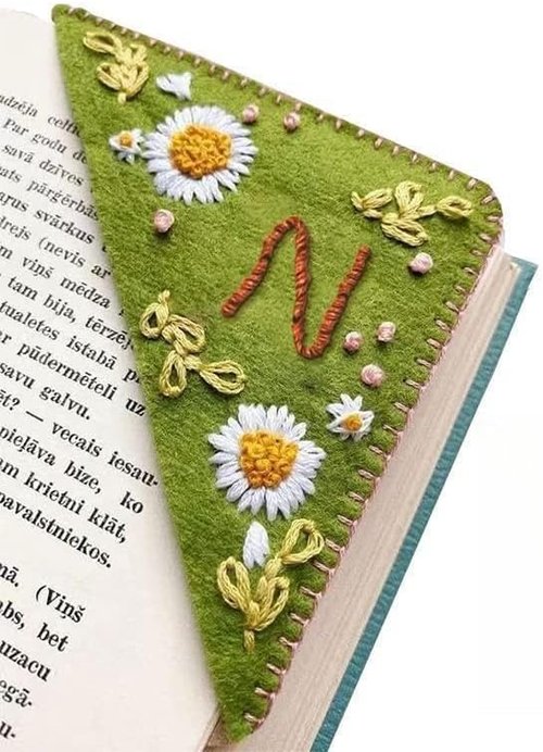 MOTEERLLU Personalized Hand Embroidered Corner Bookmark with A-Z Initial, Cute Book Markers for Reading Women, Book Lovers Gifts for Friends Mom & Teachers, 3.74"(Summer-n)