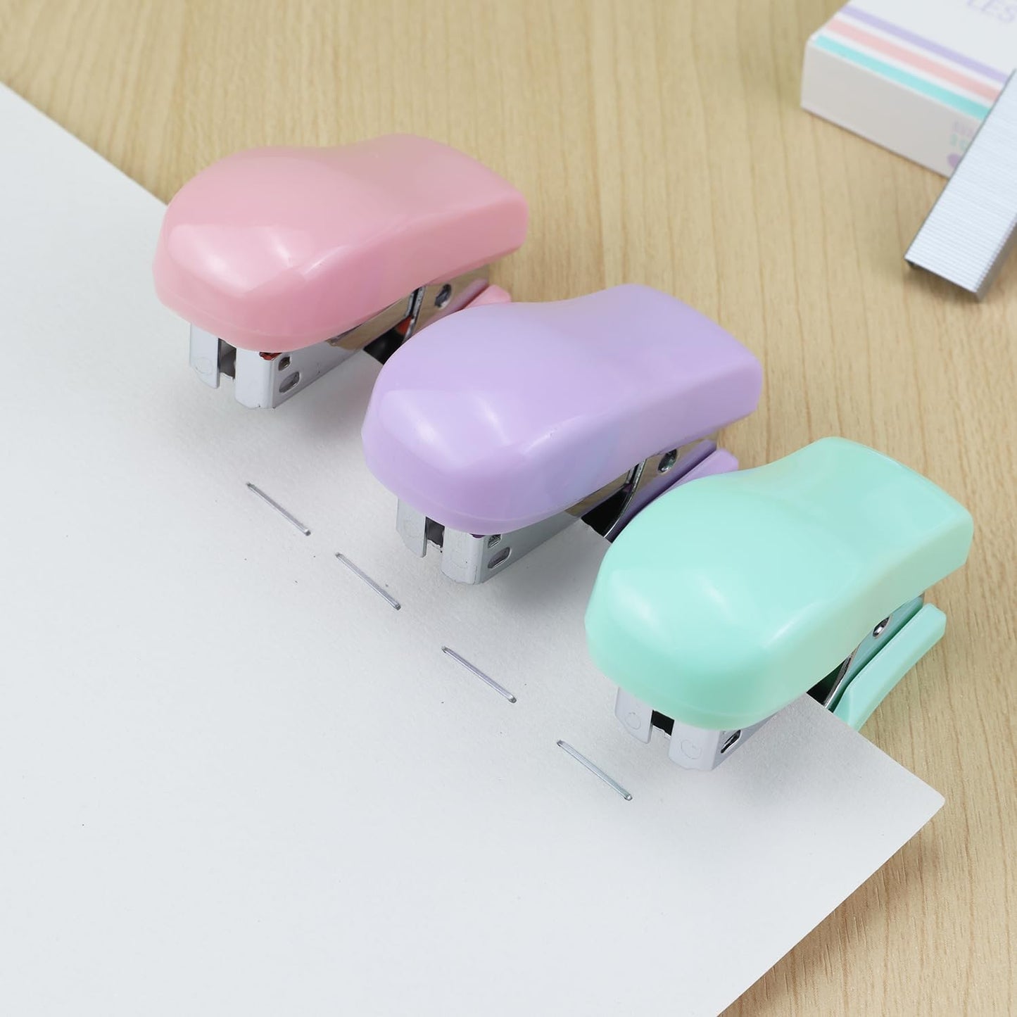Skiennix Mini Desktop Stapler Set - 20 Sheet Capacity with Built-In Staple Remover & 750 Staples | Cute Green Office Supplies
