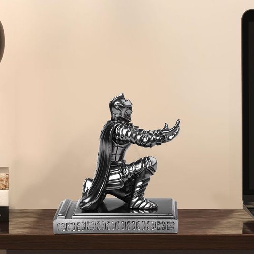 FACULX Windbreaker Soldier Knight Pen Holder Stand, Resin Mobile Phone Stand Desk Organizers, Medieval Style Office Desk Accessories Gift for Boyfriend Husband Dad Son, Silver (Not Include Pen)