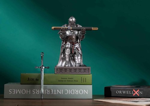 HDMbigmi King's Guard Leader Cloak Warrior Knight Pen Holder Mobile Phone Stand, Ornament Knight Statue, Pen Stand Paperweight for Office and Home (Silver)