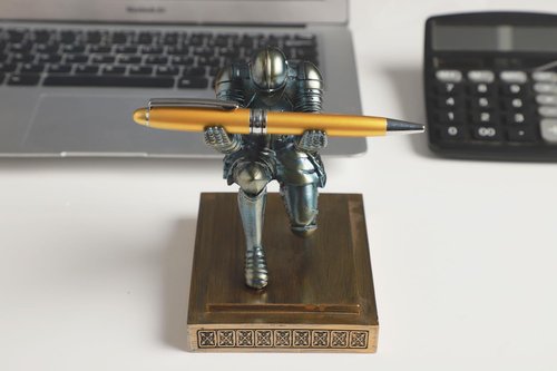 NCQIXIAO Knight Pen Holder Desk Ornament Resin Pencil Holders Desk Accessories and Organizer For Men with a Cool Pen (Blue)