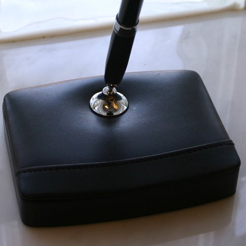 Dacasso Black Leather Single Silver Trim Pen Stand