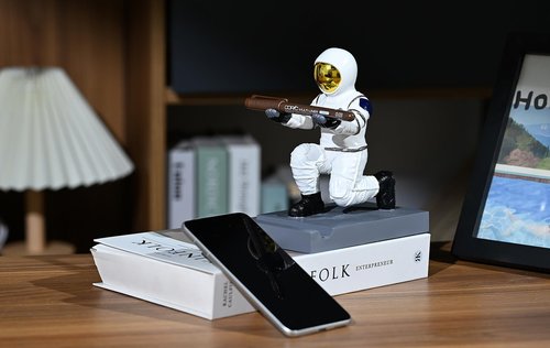 CYXStar Astronaut Resin Pen Holder, Mobile Phone Stand, Device Stand, Desk Organizer Decorative Pen Holder (White&Golden)