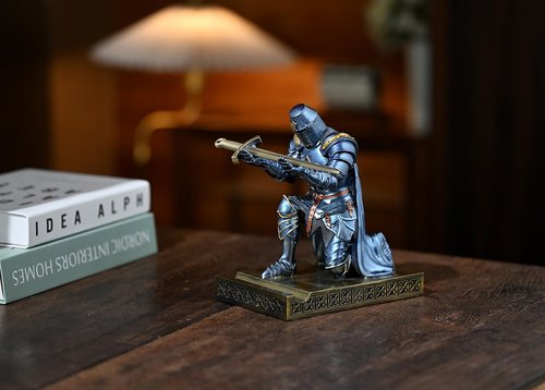 NCQIXIAO Medieval Templar Vanguard Officer Knight Pen Holder Pen Stand Desk Organizers and Accessories Resin Mobile Phone Stand as Gift for Office and Home Desk Organizer (Blue)