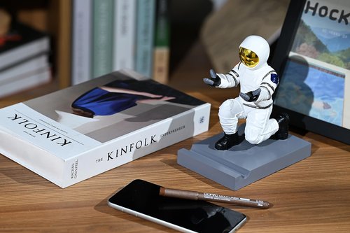 CYXStar Astronaut Resin Pen Holder, Mobile Phone Stand, Device Stand, Desk Organizer Decorative Pen Holder (White&Golden)