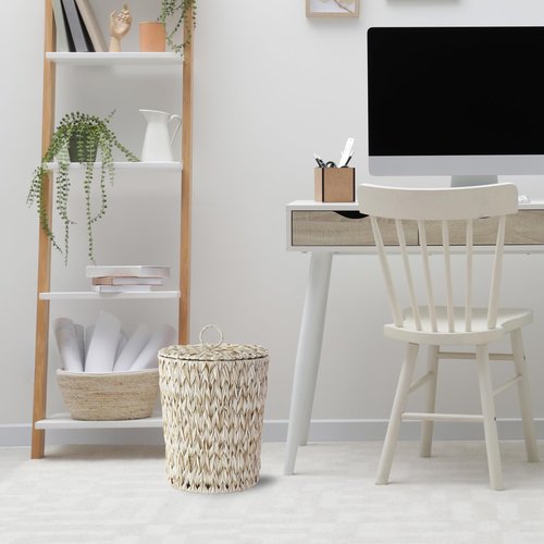 YOKOMI Plastic Wicker Trash Can with Lid - 4 Gallon Bathroom Garbage Can - Boho Hand Woven Water Hyacinth Wicker Waste Basket for Bedroom, Living Room, Home, Office (Beige)