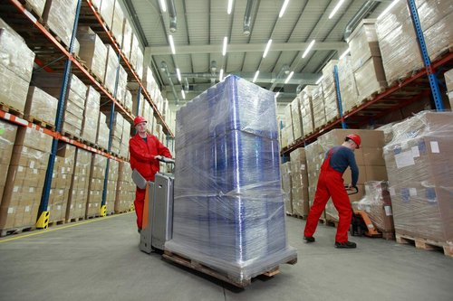International Plastics Co. 18" Stretch Film/Wrap 1500 feet 7 Layers 80 Gauge Industrial Strength up to 800% Stretch 20 Microns Clear Durable Adhering Packing Moving Heavy Duty Shrink Film Box of 4