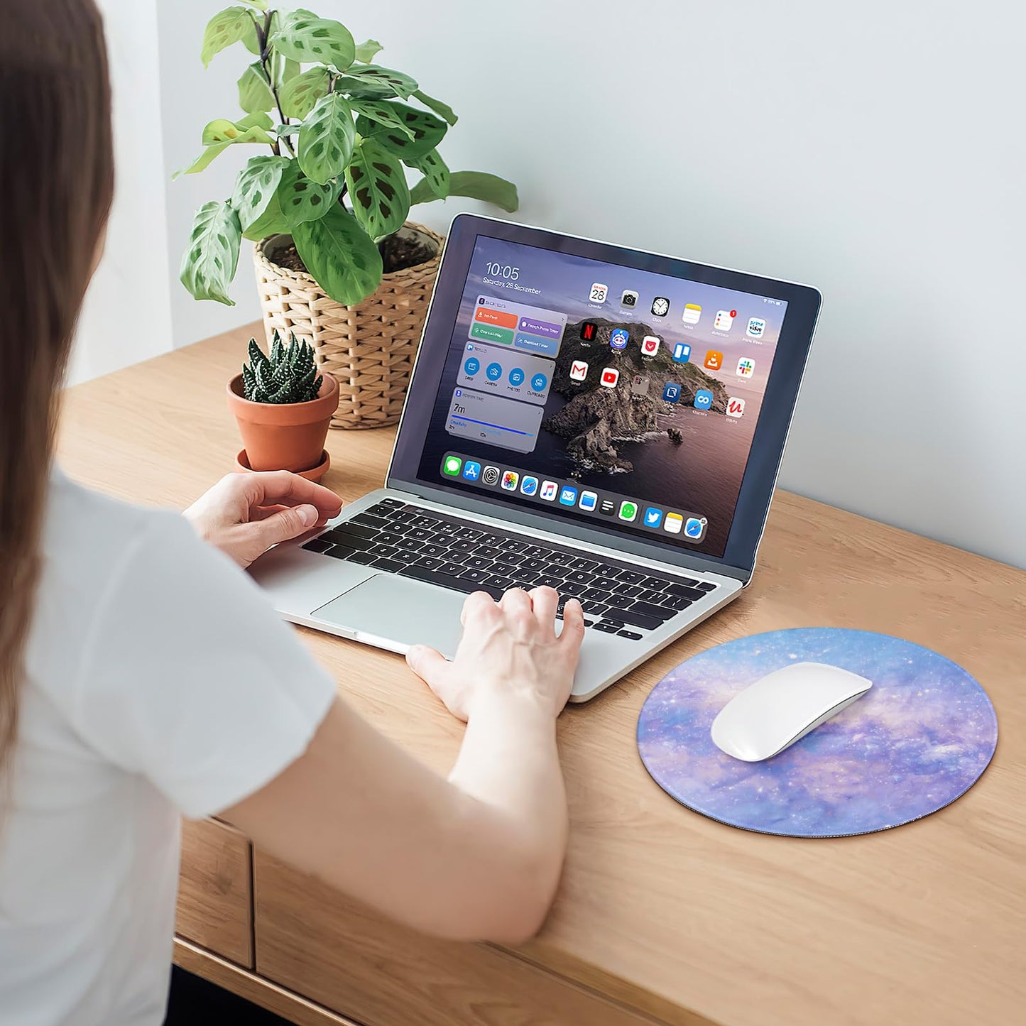 Round Mouse pad, high-end Texture, Sewn Edge Design, Anti-Slip Rubber Base. 8.6 x 8.6 inches (Phantom Purple)