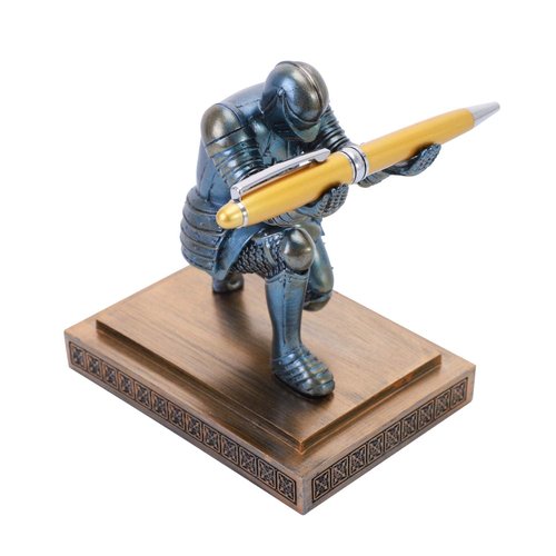 NCQIXIAO Knight Pen Holder Desk Ornament Resin Pencil Holders Desk Accessories and Organizer For Men with a Cool Pen (Blue)