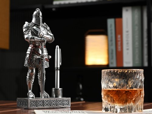 Amoysanli Knight Pen Stand Decoration Resin Pen Holder Art Craft Paperweight for Desktop Organizer Festival Gifts for Boyfriend Husband Dad Son(Silver)
