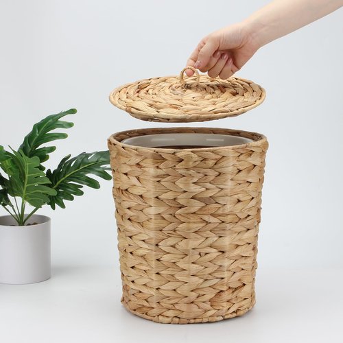 KCGANI Wicker Waste Basket with Lid and Liner, Handwoven Water Hyacinth Wicker Trash Can, Large Waste Paper Bucket Paper Scrap Bucket WasteBaskets for Bathroom, Bedroom, Kitchen, Office Garbage Can