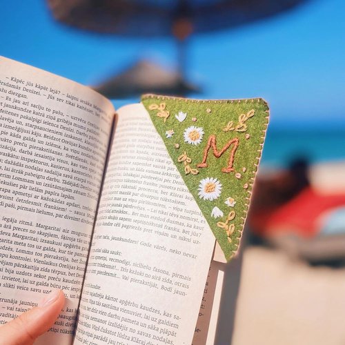 MOTEERLLU Personalized Hand Embroidered Corner Bookmark with A-Z Initial, Cute Book Markers for Reading Women, Book Lovers Gifts for Friends Mom & Teachers, 3.74"(Fall-o)