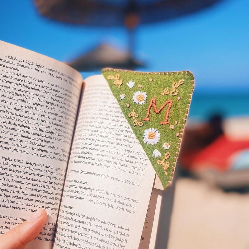 MOTEERLLU Personalized Hand Embroidered Corner Bookmark with A-Z Initial, Cute Book Markers for Reading Women, Book Lovers Gifts for Friends Mom & Teachers, 3.74"(Spring-c)