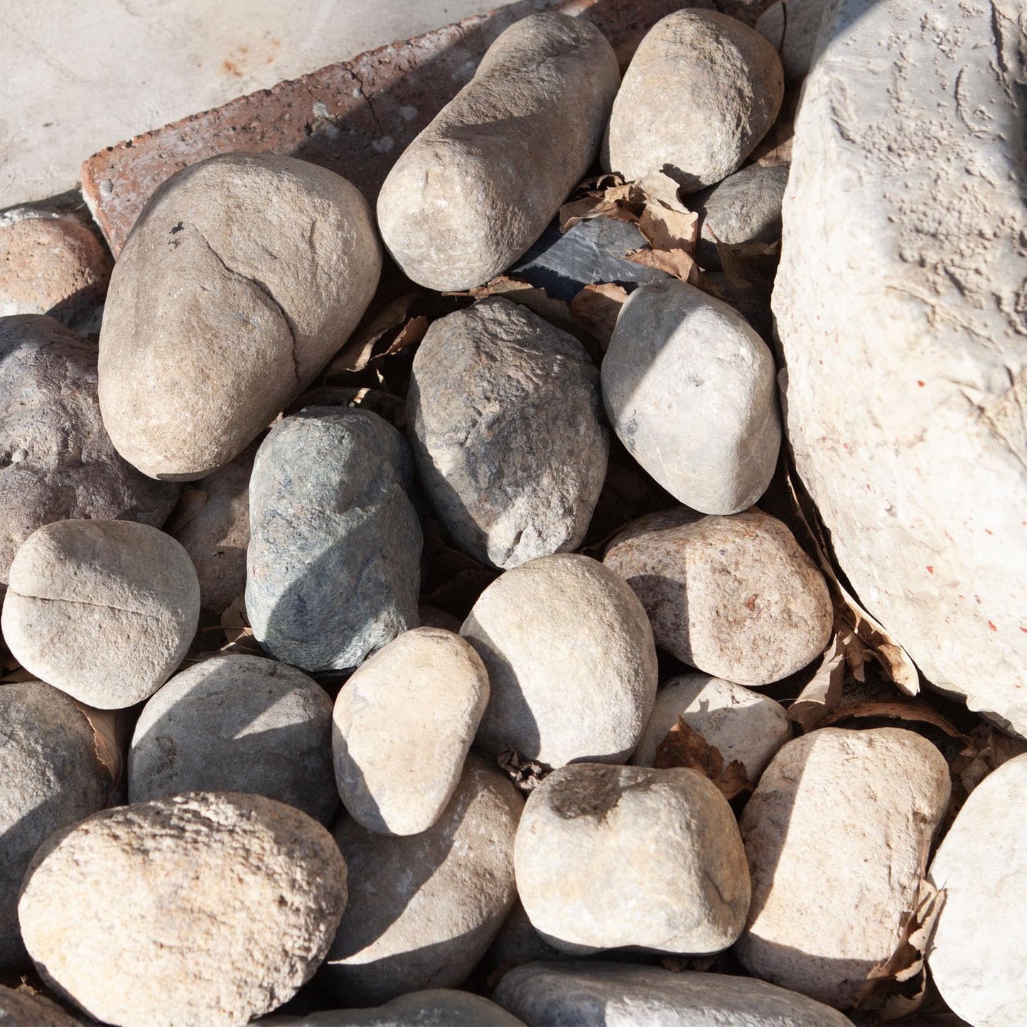 Spare Key Hider Rock - Hide a Key Outside in a Real-Looking Stone, Key Hiders Outside for Outdoor Garden or Yard (Gray)