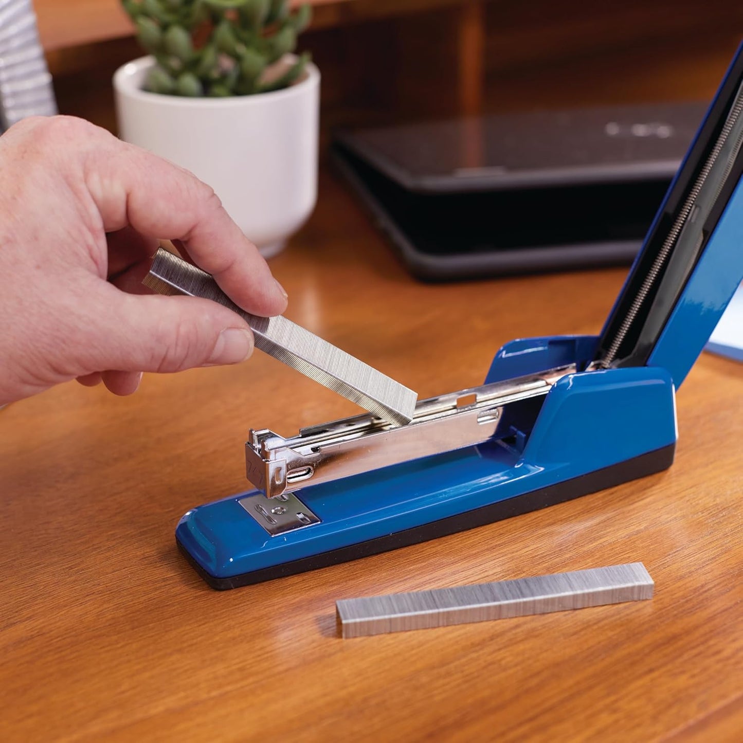 Swingline 747 Business Stapler - Jam-Free Metal Design, 30 Sheet Capacity, Royal Blue (74729)