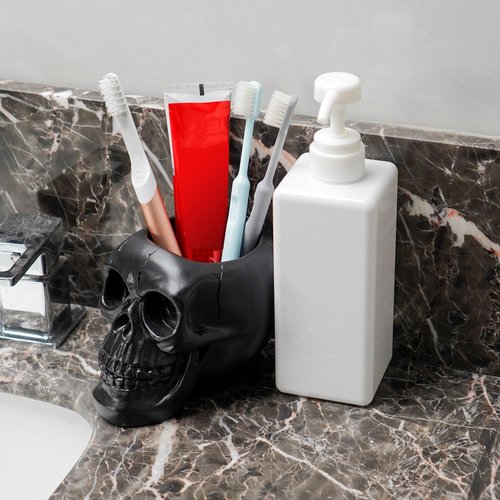 Black Skull Makeup Brush Holder, Skull Head Pen and Pencil Holder, Goth Skull Decor Desktop Organizer for Office Vanity Dresser Bathroom