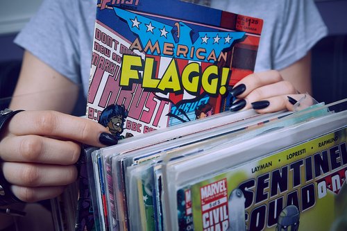 Komiq Patented Comic Book Storage Holder – Wooden & Acrylic Display Box/Case for Collectors – Organizer for Comics, Magazines & Books – Holds 150 Issues, 14.5x8 in (Black)