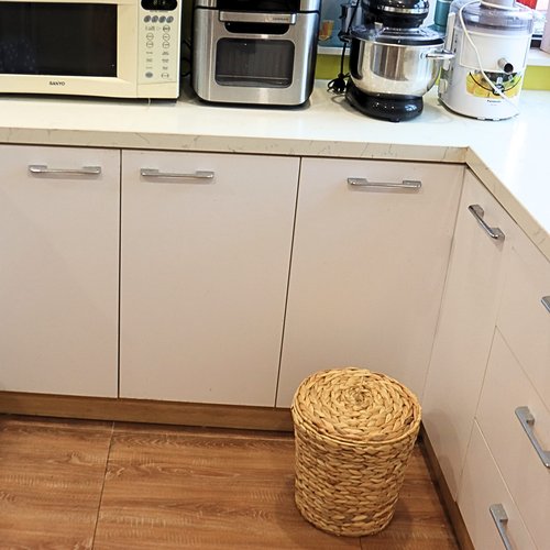 KOLWOVEN Wicker Trash Can with Lid in Bedroom, Bathroom - Trash Can in Office - Boho Woven Wicker Waste Basket - Office Garbage Cans for Under Desk (Water Hyacinth, Medium (D11 X H11))