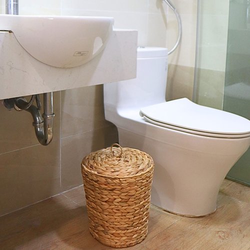 KOLWOVEN Wicker Trash Can with Lid in Bedroom, Bathroom - Trash Can in Office - Boho Woven Wicker Waste Basket - Office Garbage Cans for Under Desk (Water Hyacinth, Medium (D11 X H11))