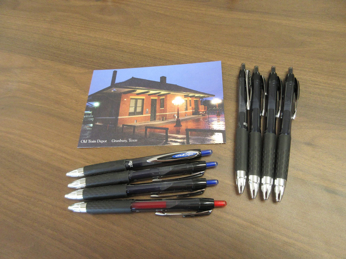 Signo 207 Retractable Gel Pens by Uni, Micro 0.5mm (aka Fine Point), Includes 4 Black, 3 Blue, 1 Red